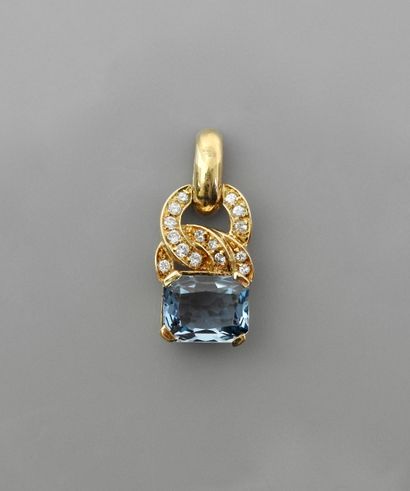 null Pendentif en or jaune, 750 MM, ornée d'une pierre bleue et diamants, poids :...
