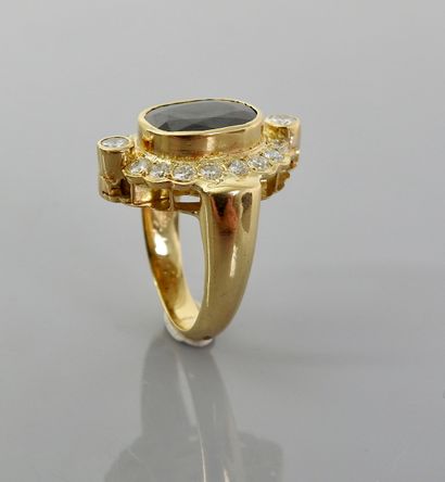 null Bague en or jaune, 750 MM, centrée d'un saphir ovale dans un rang de diamants,...