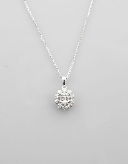 null Chaîne et pendentif en or gris, 750 MM, recouvert de diamants taille baguette...