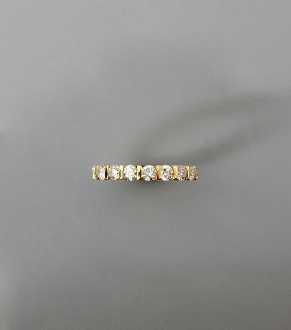 null Alliance d'or jaune, 750 MM, soulignée de diamants, total 2,20 carats environ,...