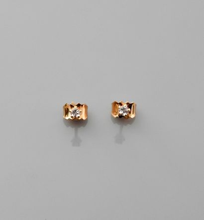 null Puces d'oreilles en or jaune, 750 MM, orée chacune d'un diamant, poids : ,9gr....