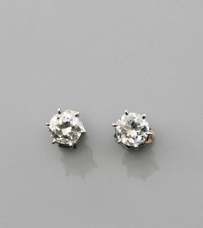 null Puces d'oreilles en or gris, 750 MM, ornée chacune d'un diamant taille brillant...