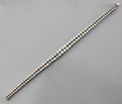 null Bracelet formé de deux lignes d'or gris, 750 MM, soulignées de diamants en légère...