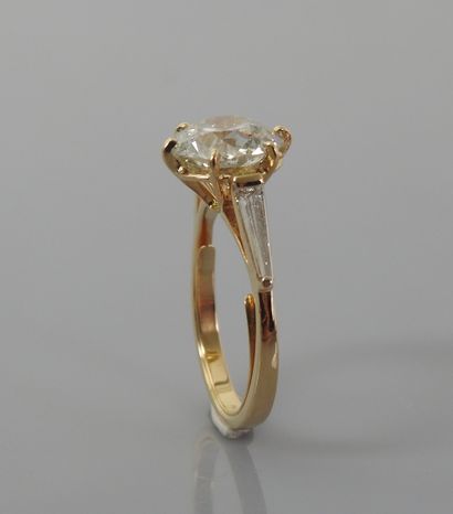 null Bague solitaire en or jaune , 750 MM, ornée d'un diamant taille brillant pesant...