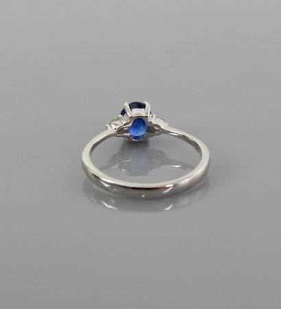 null White gold ring, 750 MM, set with an oval sapphire weighing about 1 carat with...