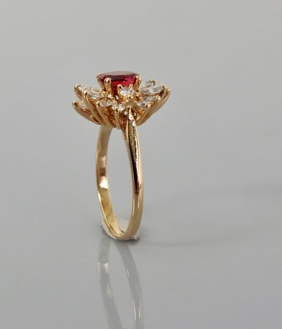 null Bague en or jaune, 750 MM, centrée d'un rubis ovale dans un rang de diamants,...
