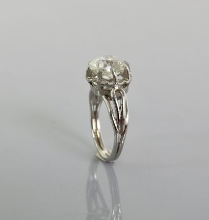null Bague solitaire en or gris, 750 MM, ornée d'un diamant taille coussin ancienne...