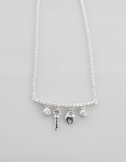 null Collier en or gris, 750 MM, centré de charms diamantés en pampille, longueur...