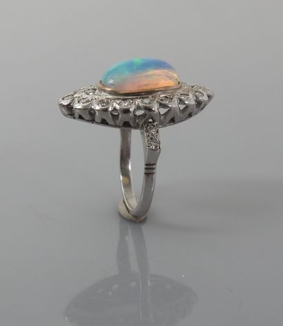 null Bague Marquise en or gris, 750 MM, centrée d'une opale cabochon dans un plateau...