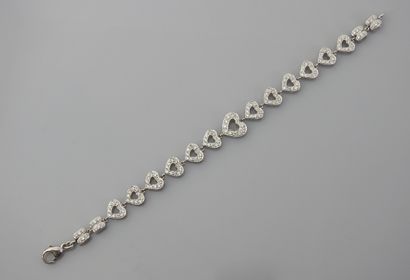 null Bracelet souple dessinant une succession de coeurs en or gris, 750 MM, soulignés...