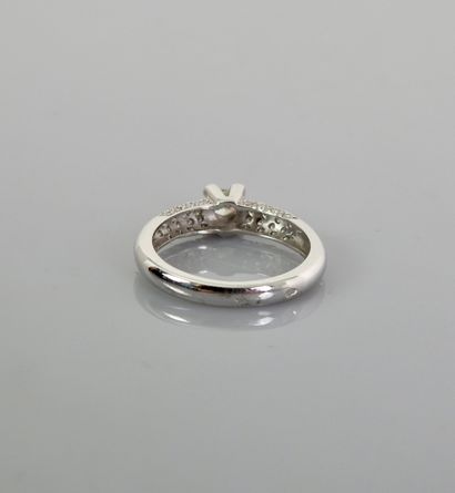 null Bague solitaire en or gris, 750 MM, ornée d'un diamant pesant 0,35 carat environ...