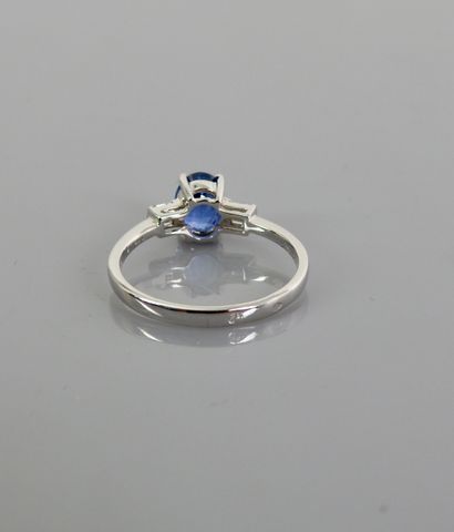 null White gold ring, 750 MM, set with an oval sapphire weighing 1.15 carats, with...