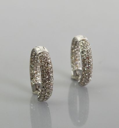 null Petites créoles d'or gris, 750 MM, recouvertes de diamants, total 2 carats,...