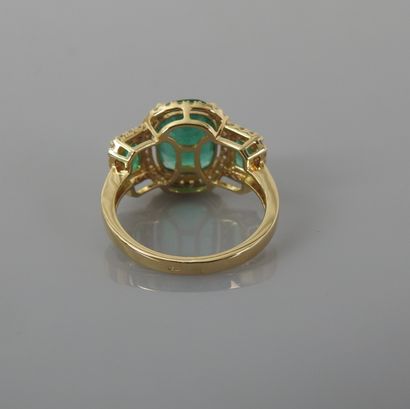 null Bague en or jaune, 750 MM, ornée d'une émeraude ovale pesant 2,40 carats épaulée...