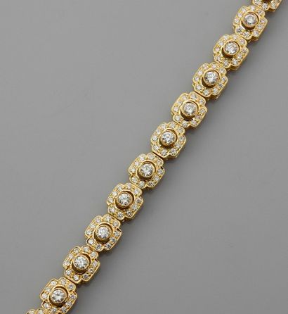null Bracelet en or jaune, 750 MM, formé de sections centrées de diamants ronds,...