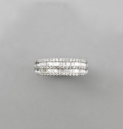 null Half wedding ring in white gold, 750 MM, set with baguette and round diamonds,...