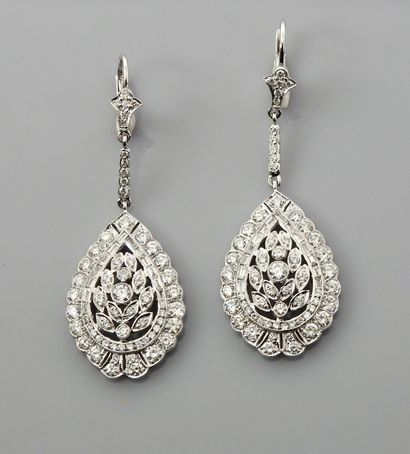null Pendants d'oreilles en or gris, 750 MM, ornés de diamants portant un motif piriforme...