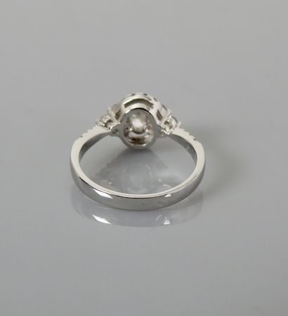 null Bague en or gris, 750 MM, ornée d'un diamant taille ovale pesant 0,50 carat,...