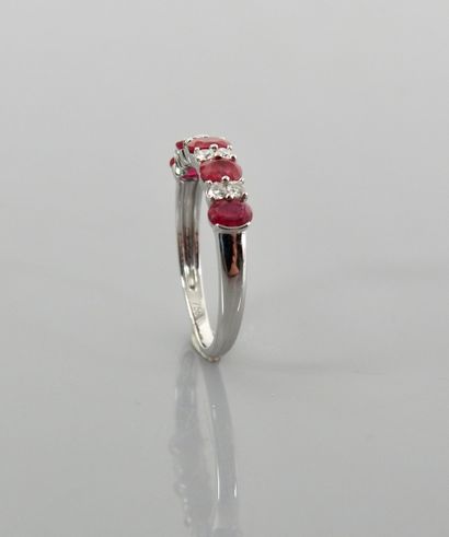 null Half wedding ring in white gold, 750 MM, set with five oval rubies interspersed...