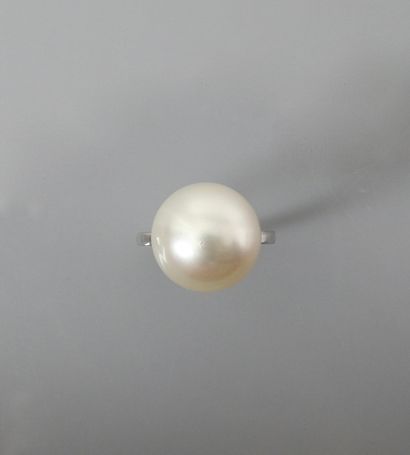 null Bague en or gris, 750 MM, ornée d'une perle de culture, diamètre 15 mm, taille...