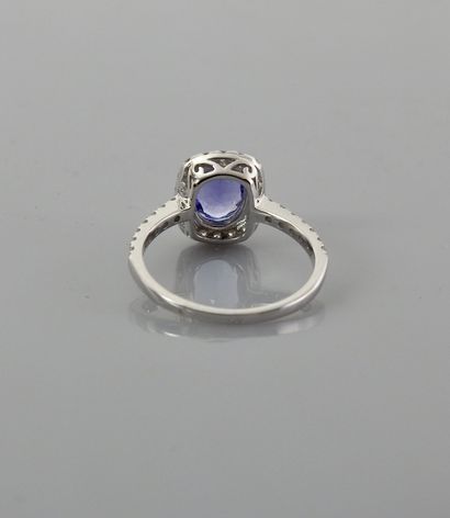 null Bague en or gris, 750 MM, centrée d'une tanzanite ovale pesant 1 carat environ...