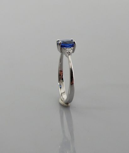 null White gold ring, 750 MM, set with an oval sapphire weighing about 1 carat with...