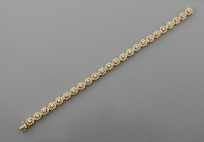 null Bracelet en or jaune, 750 MM, formé de sections centrées de diamants ronds,...