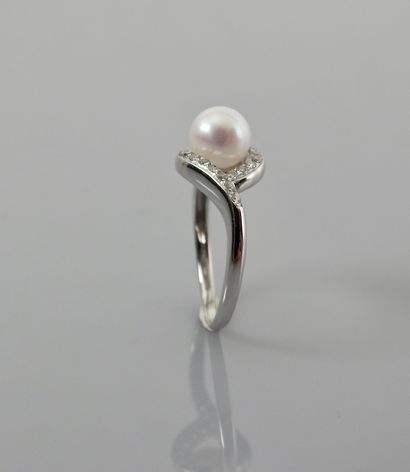 null White gold ring, 750 MM, set with a cultured pearl in the center of diamonds,...