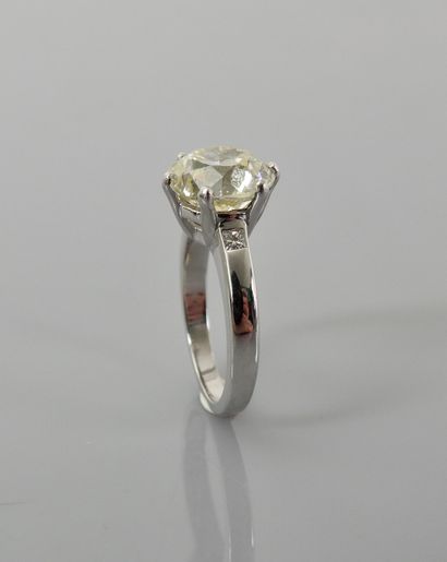 null Bague solitaire en or gris, 750 MM, ornée d'un diamant taille brillant ancienne...
