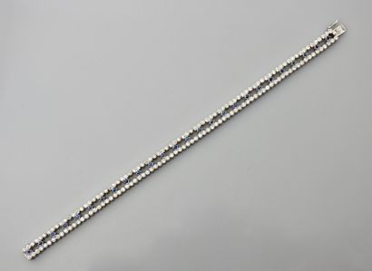null Bracelet en or gris, 750 MM, formé d'une ligne de rubis taillés entre deux lignes...