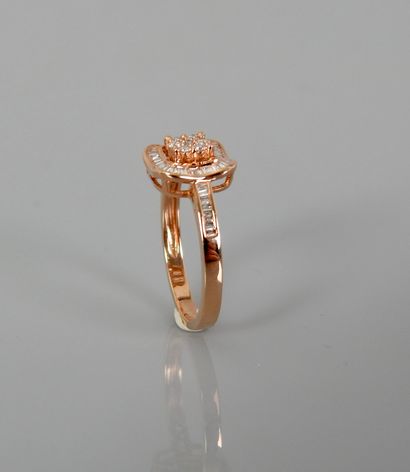 null Bague en or rose, 750 MM, recouverte de diamants taille baguette et taille brillants,...
