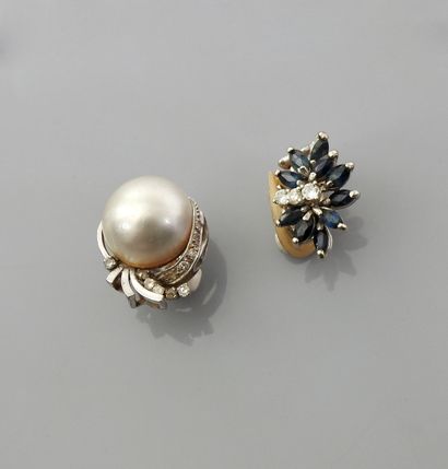 null Deux boucles d'oreilles dépareillées en or , 750 MM, diamants, saphirs et perle,...