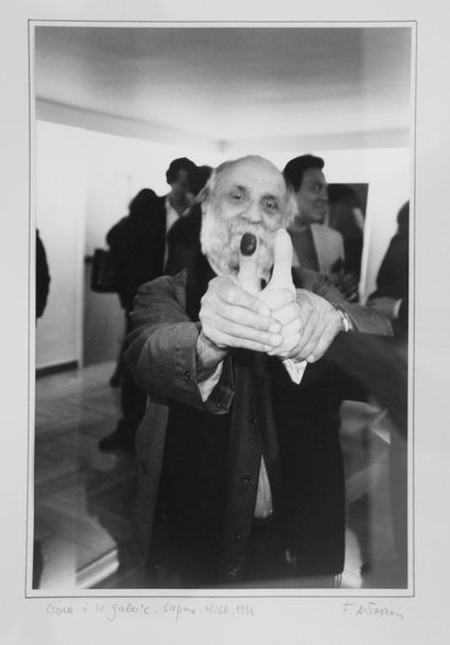 [CÉSAR] Frédéric ALTMANN (1941) César at an opening at the Sapone Gallery, 1991
Silver...