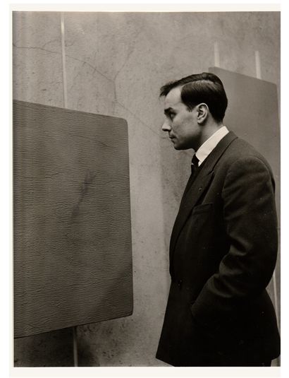 Yves KLEIN Tullio FARABOLA Yves Klein devant un monochrome, Galleria Apollinaire,... Gazette Drouot