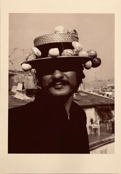 [GILLI] Jean FERRERO Portrait de Claude Gilli au chapeau escargots, vers 1970
Photographie...