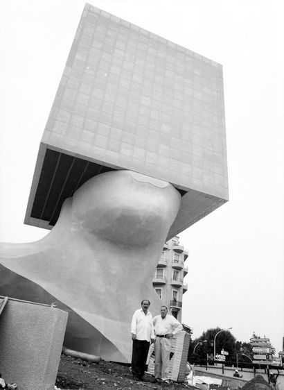 [SOSNO] Dan DESCHATEAUX (1949) Sacha Sosno and architect Yves Bayard in front of...