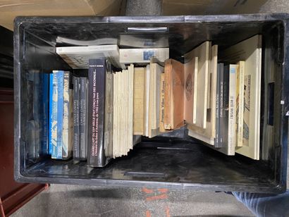 null une caisse de livres d'art dont "Le musée invisible" de Herzberg, "œuvres" de...