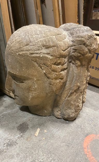 null Deux grandes têtes sculptées en pierre calcaire représentant un homme et une...