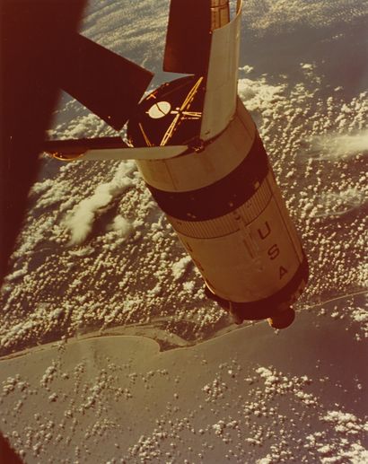 NASA NASA. Mission Apollo 7/S-IVB RENDEZ-VOUS. L'étage de la fusée Saturne IV-B photographié...