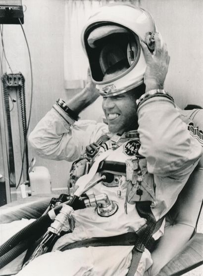 NASA Nasa. L'astronaute Gordon Cooper met son casque en préparation pour le départ...
