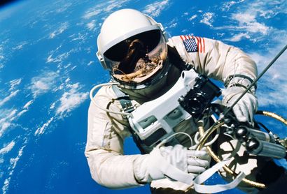 NASA Nasa. GRAND FORMAT. Sortie historique réussie pour l'astronaute américain Ed...