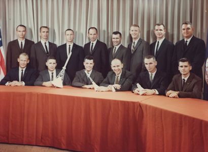 NASA NASA. (octobre 1963) --- Photographie historique. Ces quatorze pilotes ont été...