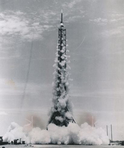 NASA Nasa. The NAVY experimental rocket "AEROBEE HI" rises into the sky from the...