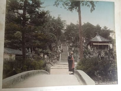 null JAPON: Important album de 24 photographies du XIXe siècle en couleurs tirées...