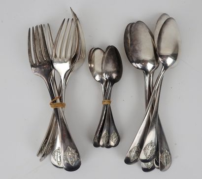 null Five silver cutlery and six dessert spoons

Plain model, decorated with a medallion

Minerva...