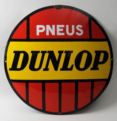 null DUNLOP, Pneus

Plaque émaillée ronde bombée 

Diam. 49 cm. Etat d'usage