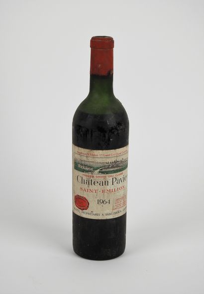 null 1 bouteille Château Pavie 1964 

mi à basse épaule (étiquette tachée)