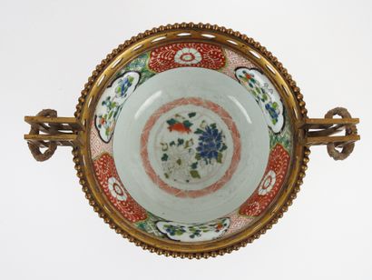 null Coupe en porcelaine Imari

Chine, XIXème siècle

Monture en bronze doré style...