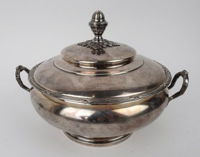 null Small silver tureen and its silver plated metal lid

Decorated with nets and...