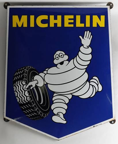 null MICHELIN

Plaque émaillée en écusson illustrée du Bibendum

80 x 68 cm. Etat...